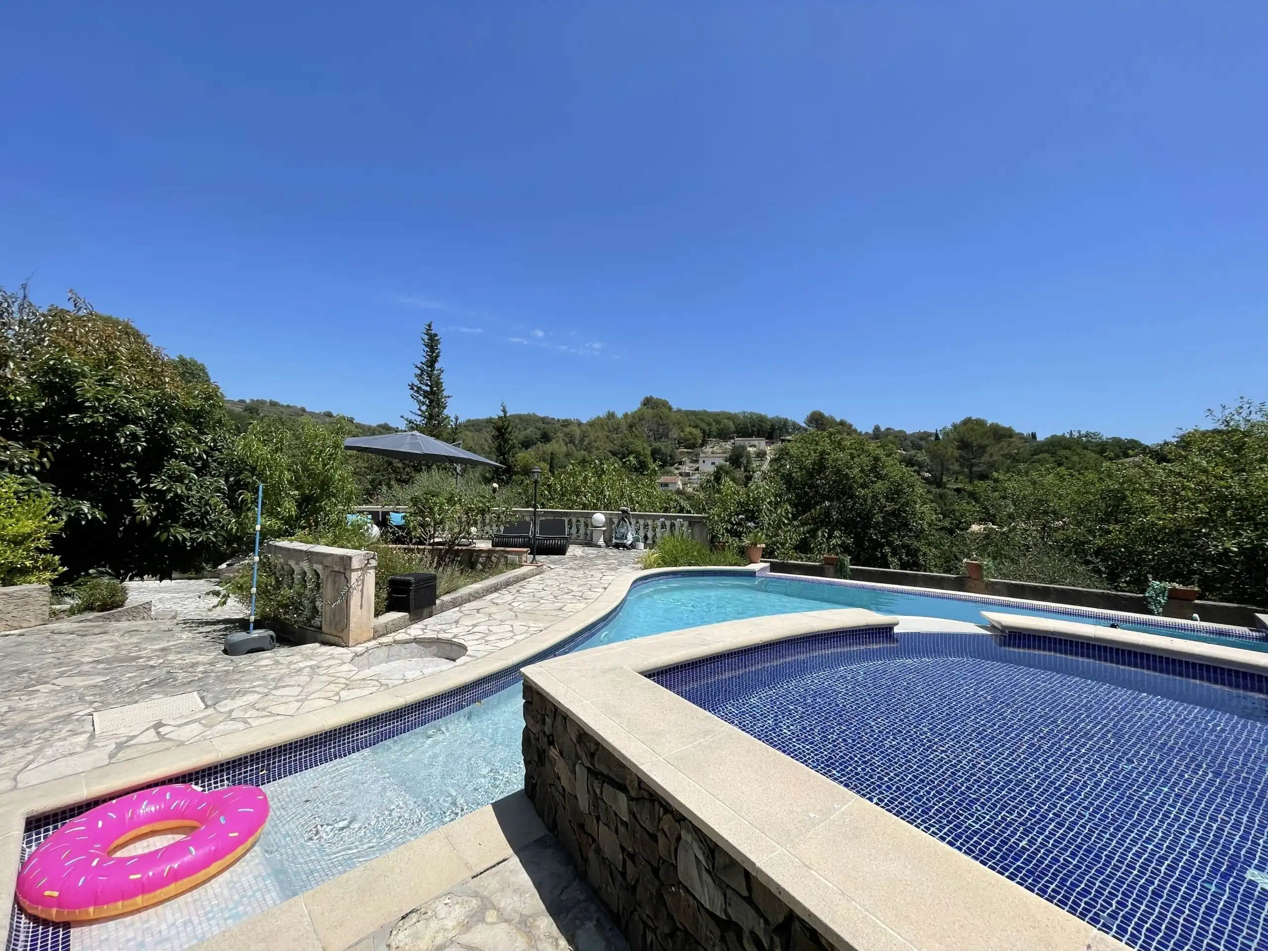 Beautifully renovated family villa featuring a private pool, lush gardens, and a guest suite in Biot.