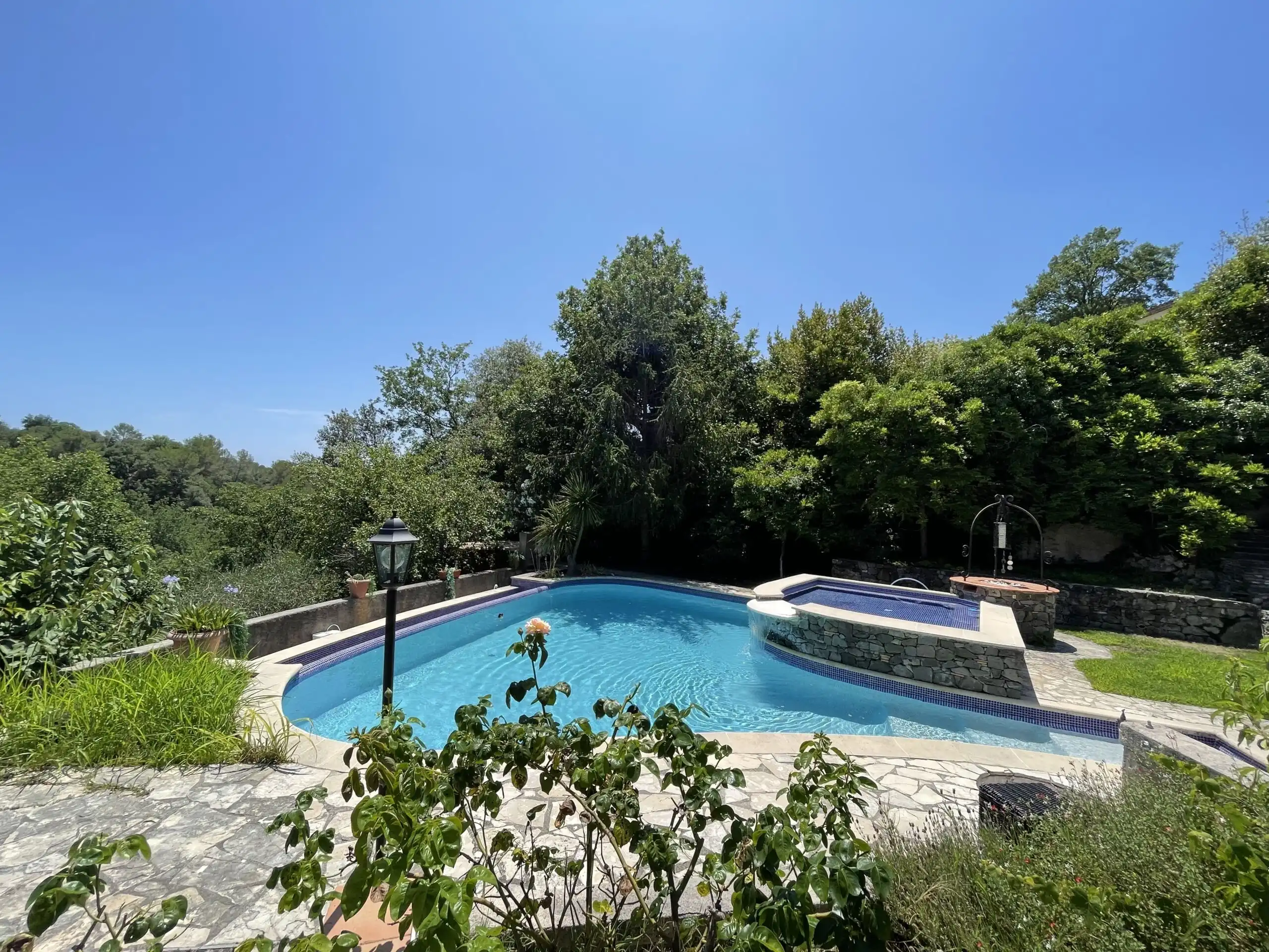 Beautifully renovated family villa featuring a private pool, lush gardens, and a guest suite in Biot.