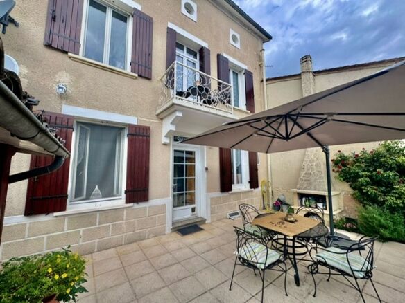 Beautiful 4-bedroom townhouse with outdoor patio in Allemans-du-dropt, Lot et Garonne.
