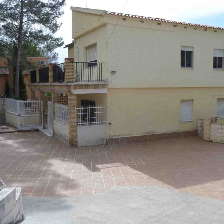 Spacious 6-bedroom villa in Valencia with modern amenities and private outdoor space.