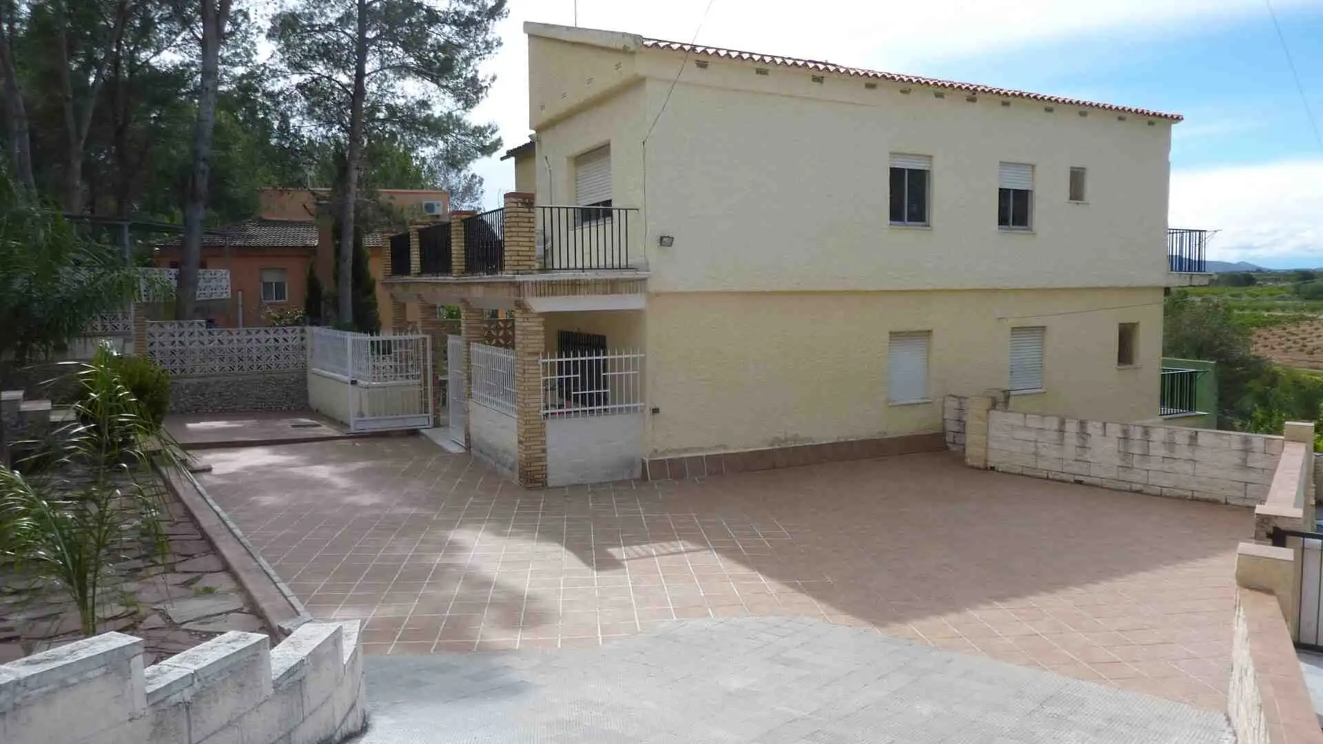 Spacious 6-bedroom villa in Valencia with modern amenities and private outdoor space.