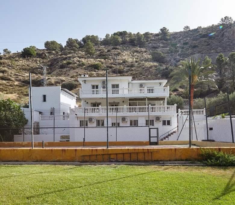 Luxury country estate with spacious terraces and scenic mountain views in La Cerradura, Jaen.