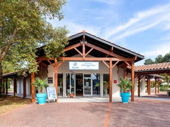 Modern leaseback apartment with two bedrooms in scenic Alle Des Dunes Ondre. Perfect investment oppo.