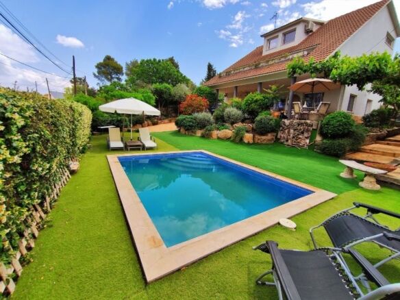 Elegant 4-bedroom villa in Mediona featuring a private swimming pool and lush garden. Perfect for co.