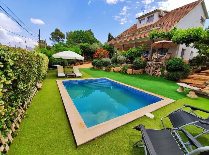 Luxury 4 Bed Villa in Mediona with Pool Elegant 4-bedroom villa in Mediona featuring a private swimming pool and lush garden. Perfect for co.