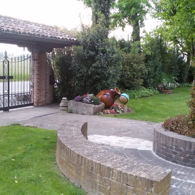 Beautiful estate with lush gardens and elegant landscaping in Forli.