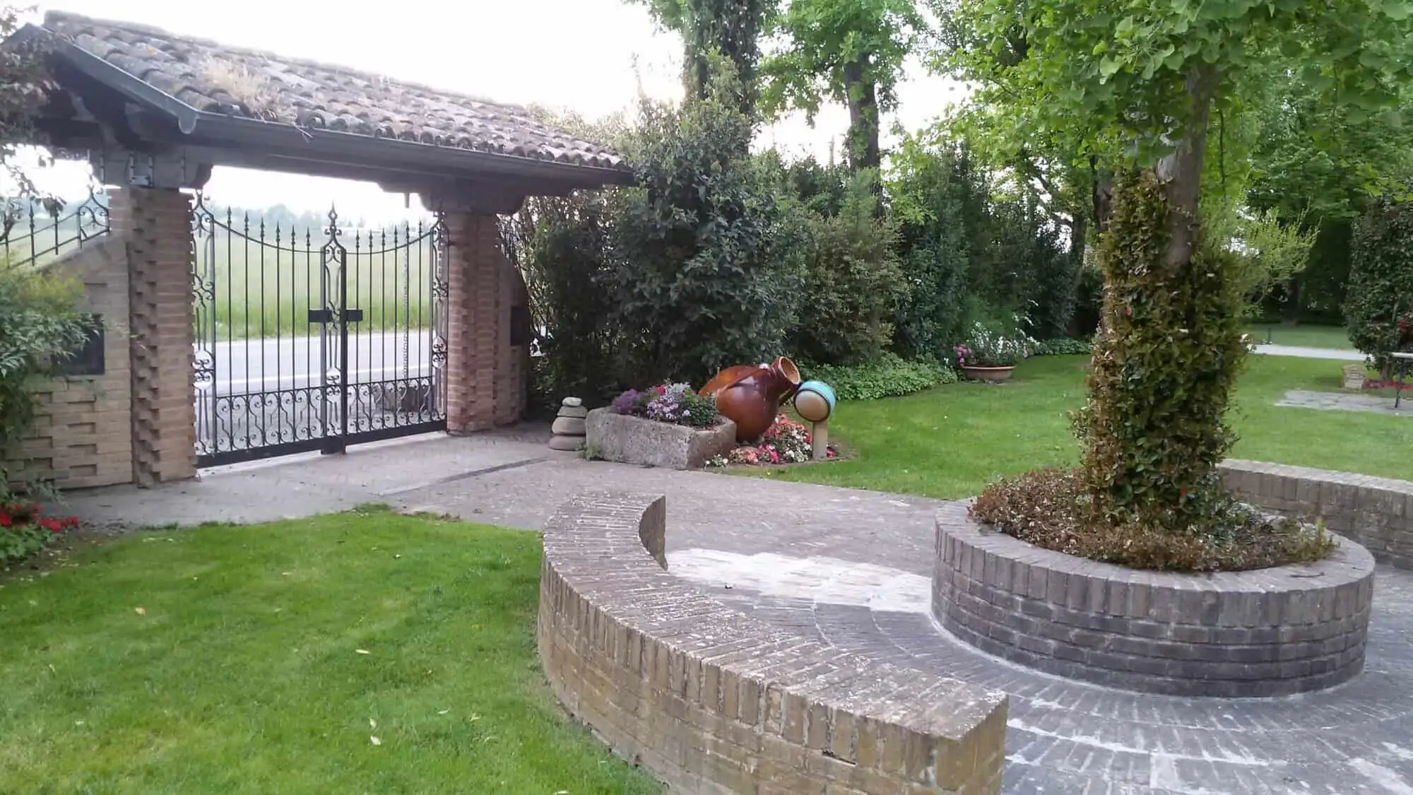 Beautiful estate with lush gardens and elegant landscaping in Forli.