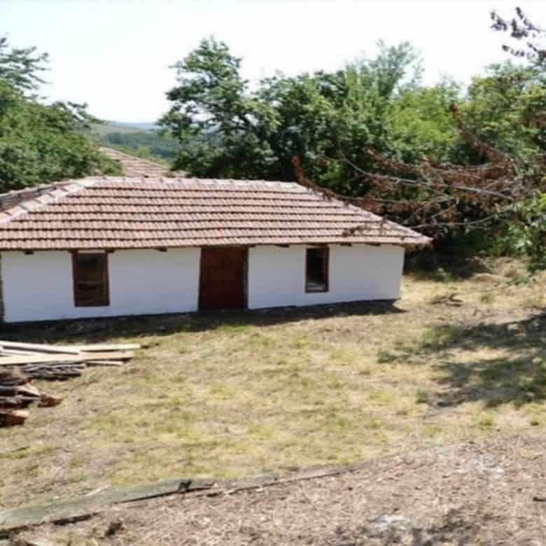 Beautiful traditional villa with spacious yard in Rogulyat Mlechevo Troyan area. Perfect for country.