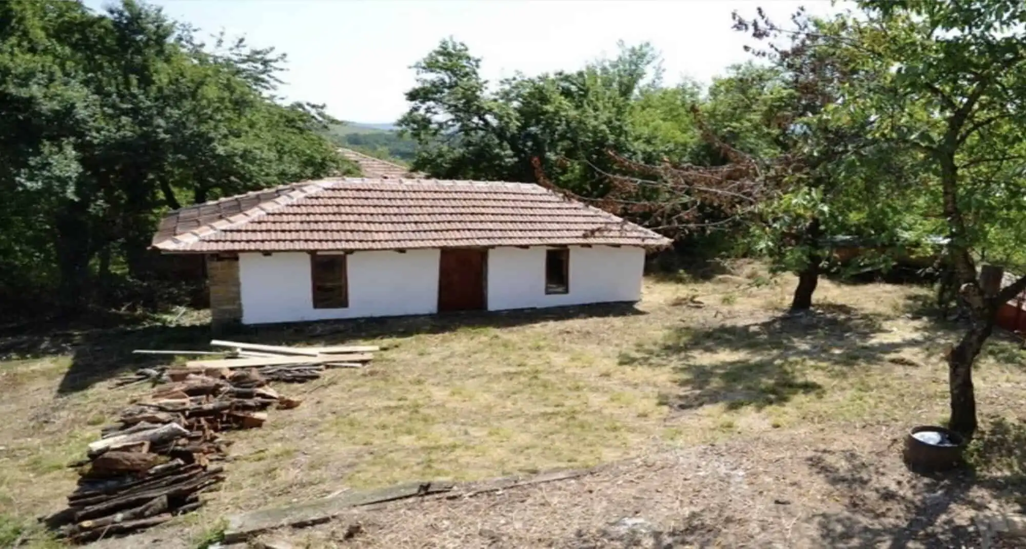 Beautiful traditional villa with spacious yard in Rogulyat Mlechevo Troyan area. Perfect for country.