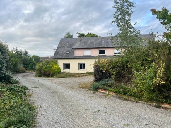 Spacious 6-bedroom house for sale in Vautorte, Pays de la Loire, featuring a peaceful rural setting.