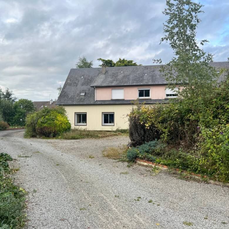 Spacious 6-bedroom house for sale in Vautorte, Pays de la Loire, featuring a peaceful rural setting.