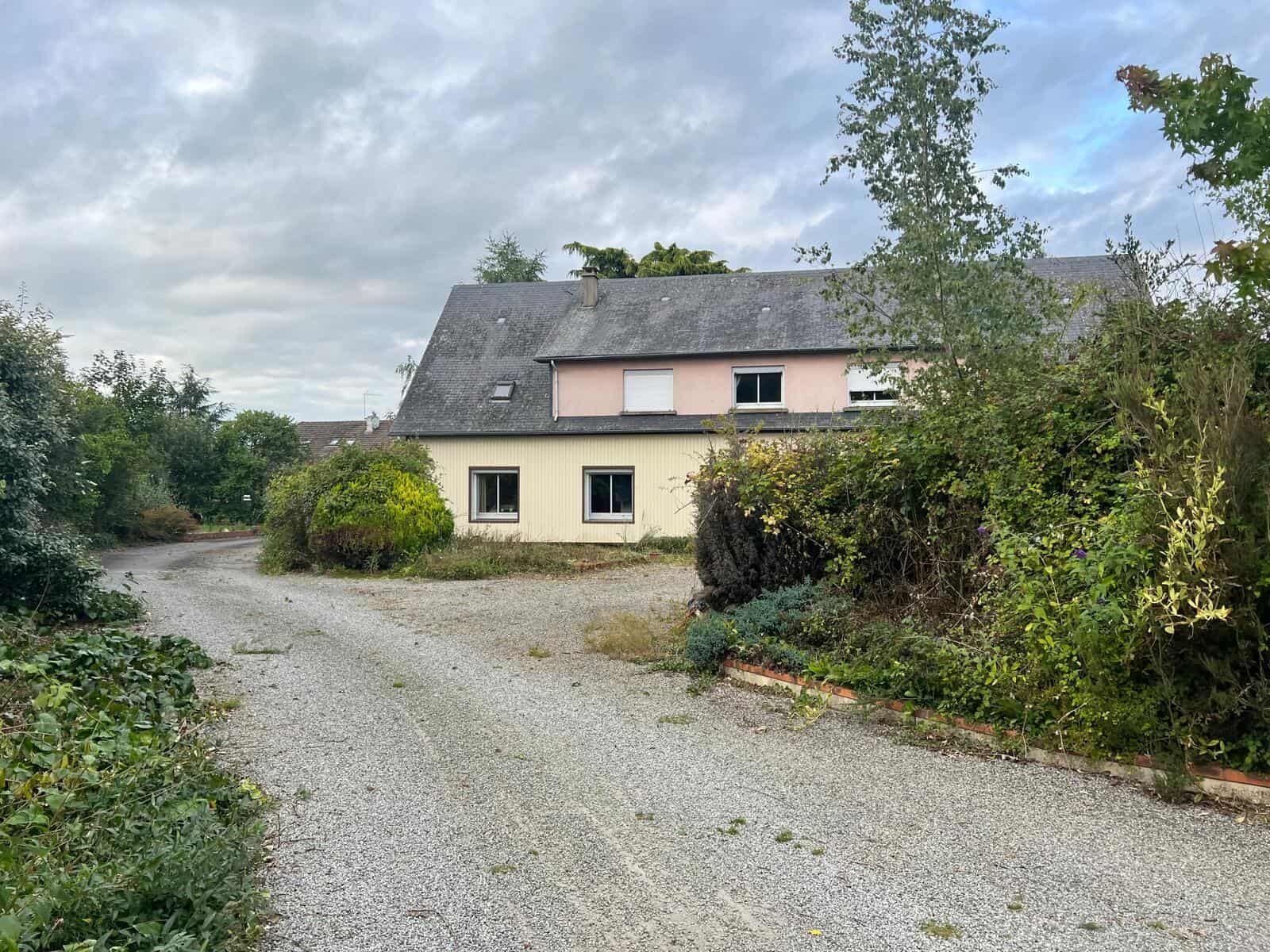 Spacious 6-bedroom house for sale in Vautorte, Pays de la Loire, featuring a peaceful rural setting.