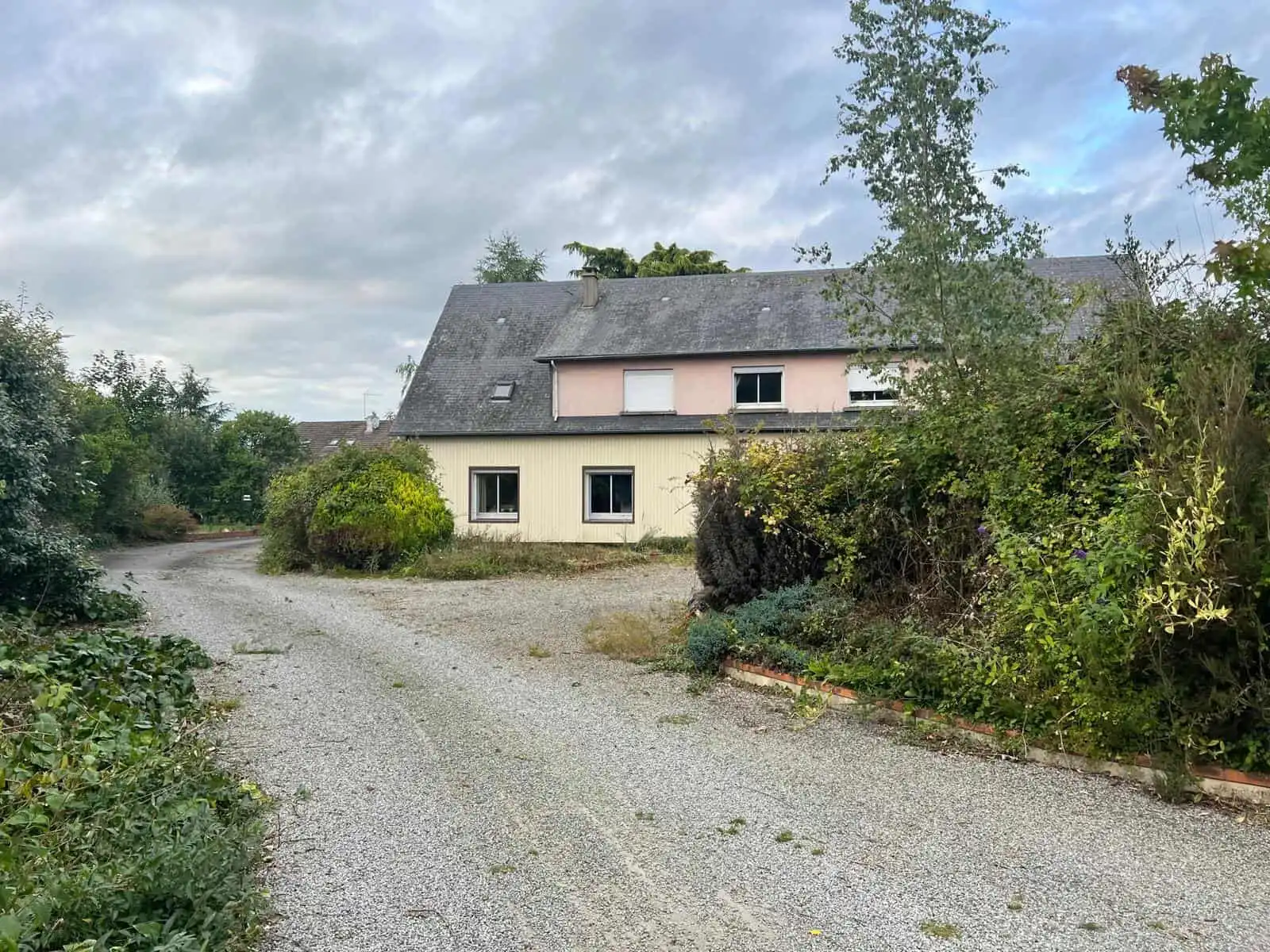 Spacious 6-bedroom house for sale in Vautorte, Pays de la Loire, featuring a peaceful rural setting.