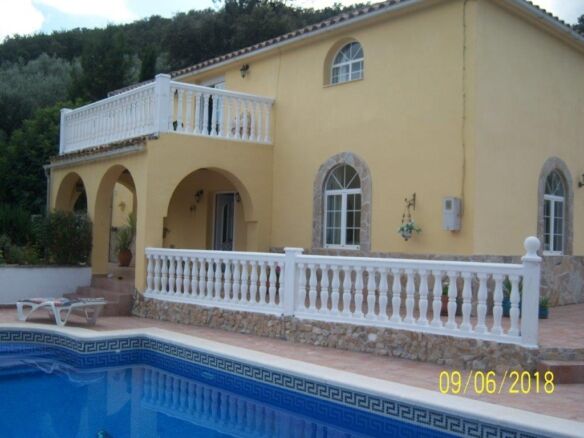Beautiful 5-bedroom villa with pool in Iznajar, Cordoba, offering spacious outdoor living and scenic.