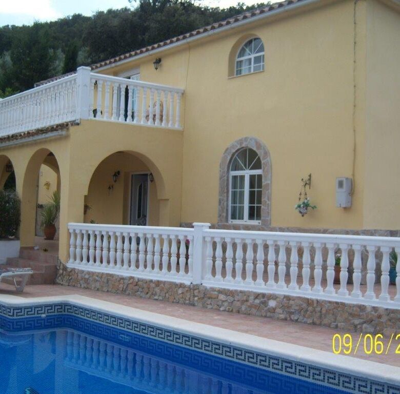 Beautiful 5-bedroom villa with pool in Iznajar, Cordoba, offering spacious outdoor living and scenic.