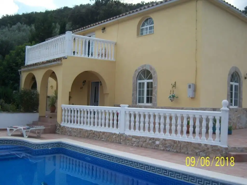 Stunning Villa for Sale in Iznajar, Cordoba Beautiful 5-bedroom villa with pool in Iznajar, Cordoba, offering spacious outdoor living and scenic.