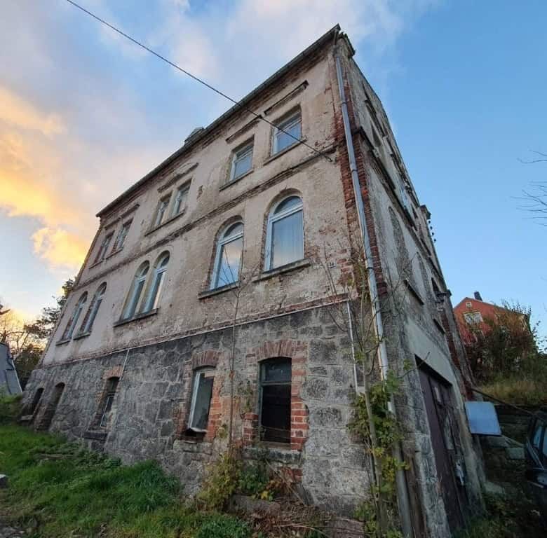 Old house in Zschorlau with potential for renovation and redevelopment.