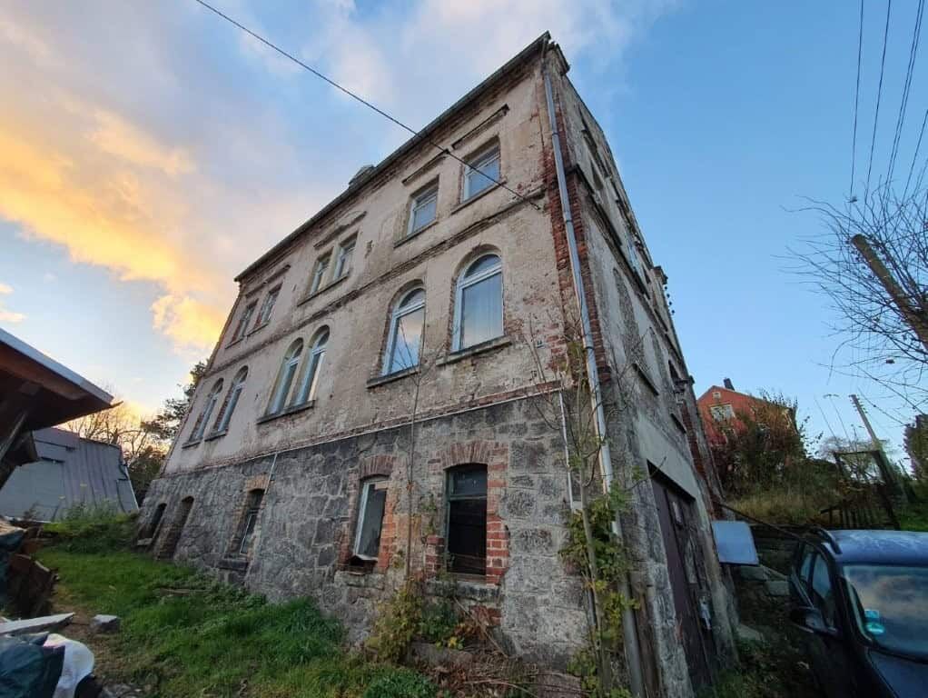 story house in Zschorlau, suitable for redevelopment and sale. Old house in Zschorlau with potential for renovation and redevelopment.