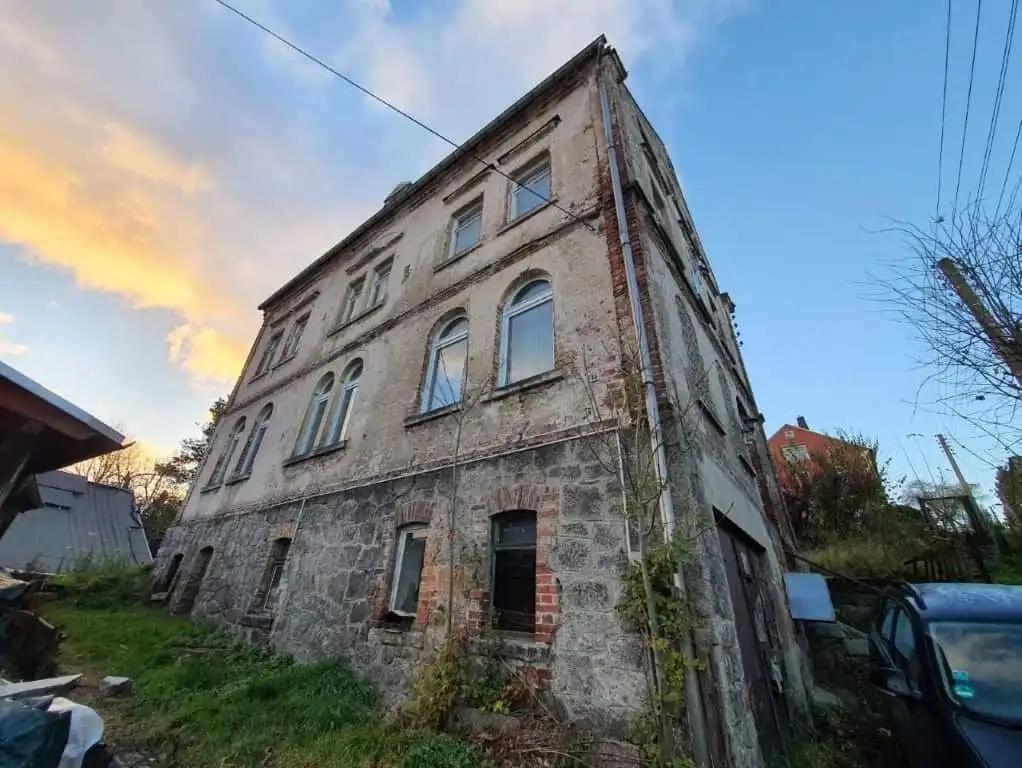 Old house in Zschorlau with potential for renovation and redevelopment.