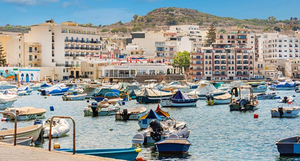 Beautiful waterfront apartment in St Pauls Bay with stunning sea views and modern amenities. Perfect.