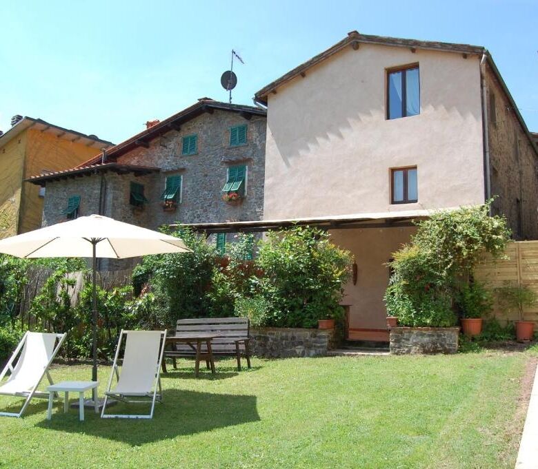 Casa Webb with 8 bedrooms for sale in Bagni di Lucca, Italy, featuring a lush garden and outdoor sea.