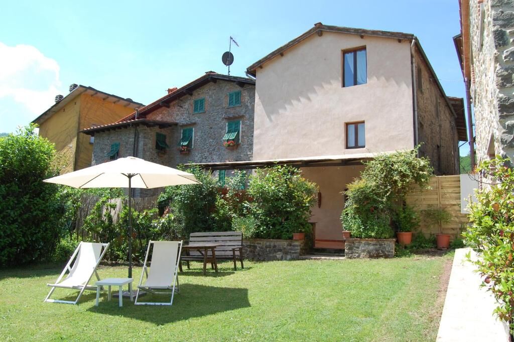 Casa Webb with 8 bedrooms for sale in Bagni di Lucca, Italy, featuring a lush garden and outdoor sea.