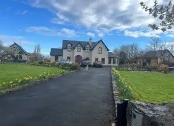 Spacious 8-bedroom estate with lush gardens in Tooreen Kilcolgan, Galway, perfect for luxury living.
