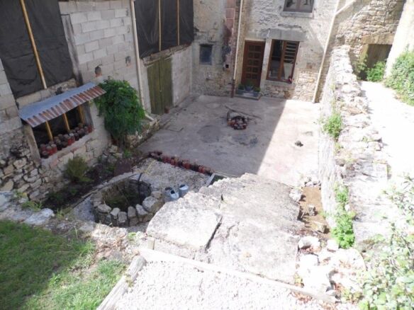Cozy village house with outdoor space in Jussey, ideal for renovation or holiday home.