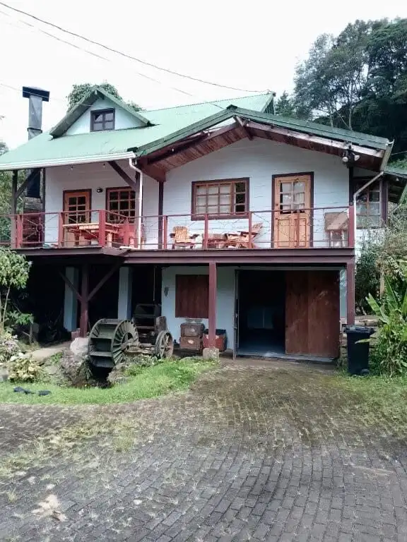 Charming Costa Rican house with lush surroundings and spacious balcony. Ideal property for investmen.