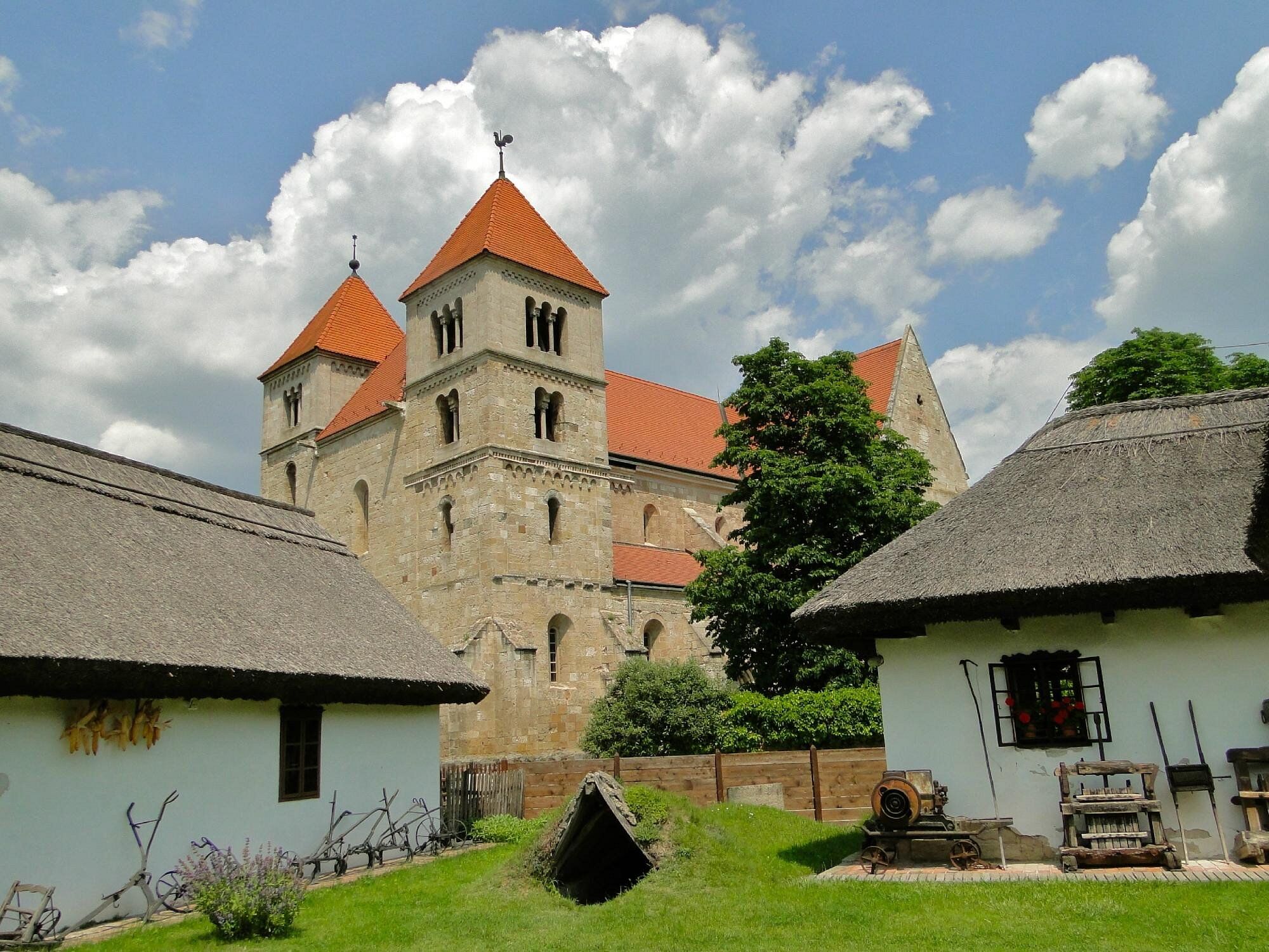 Historic Ecolodge in Szabadszállás with traditional architecture and scenic surroundings. Historic Ecolodge Szabadszállás with traditional architecture and scenic surroundings.