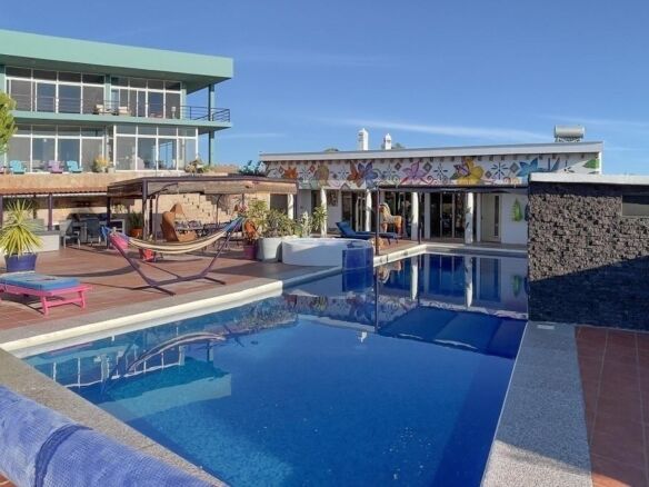 Luxury estate with pool in Guanajuato.