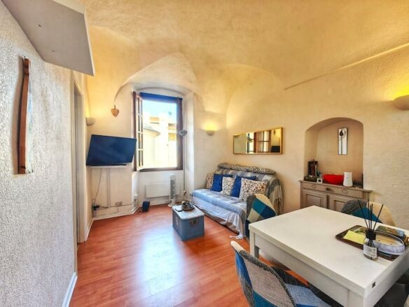 Cozy 1-bedroom apartment in Bordighera Alta Liguria with rustic charm and modern amenities. Perfect.