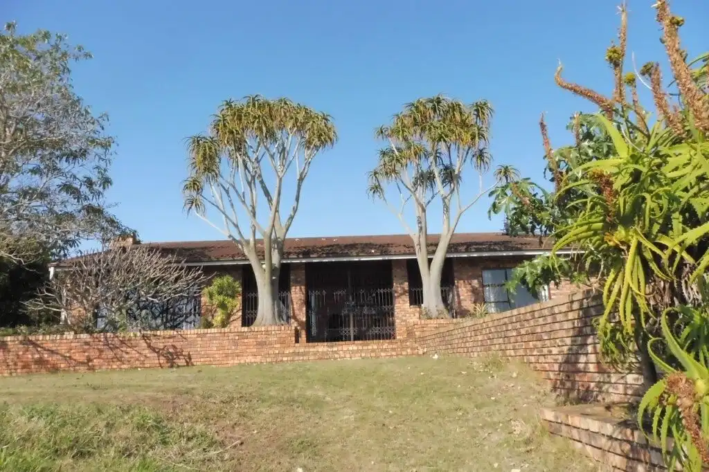 Beautiful 4-bedroom property for sale in Bathurst, Eastern Cape, with lush garden and mature trees.