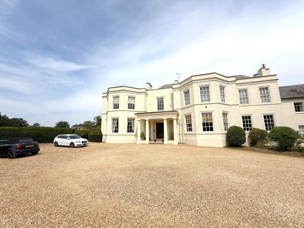 Luxury 3-Bed Apartment in Milton Keynes Elegant white 3-bedroom apartment with large windows and landscaped surroundings in Milton Keynes.