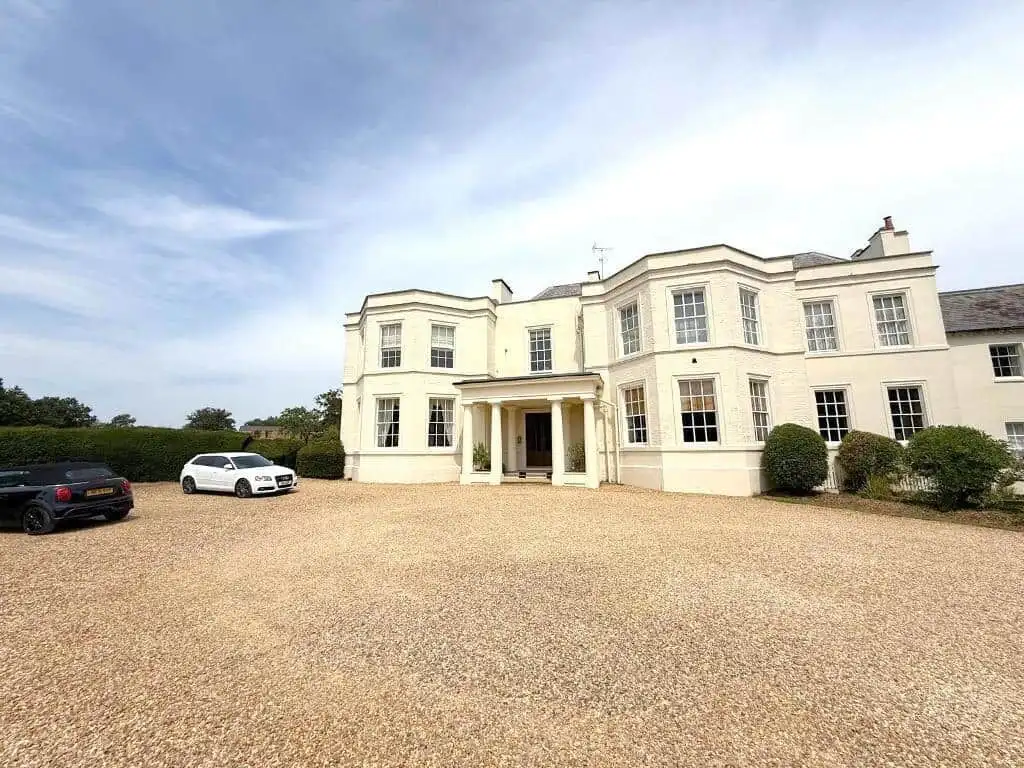 Luxury 3-Bed Apartment in Milton Keynes Elegant white 3-bedroom apartment with large windows and landscaped surroundings in Milton Keynes.
