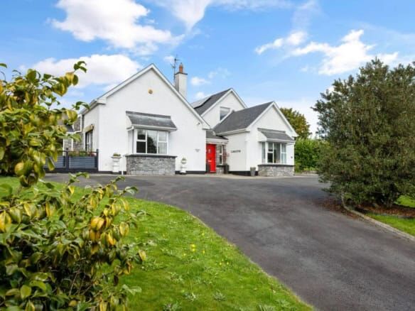 Modern white 3-bedroom house with driveway in Ballycorrigan, Co Tipperary.
