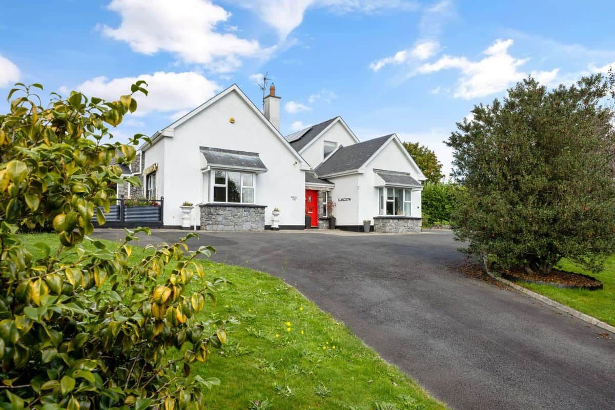 Springhill Lodge 3-Bed House in Ballycorrigan Modern white 3-bedroom house with driveway in Ballycorrigan, Co Tipperary.