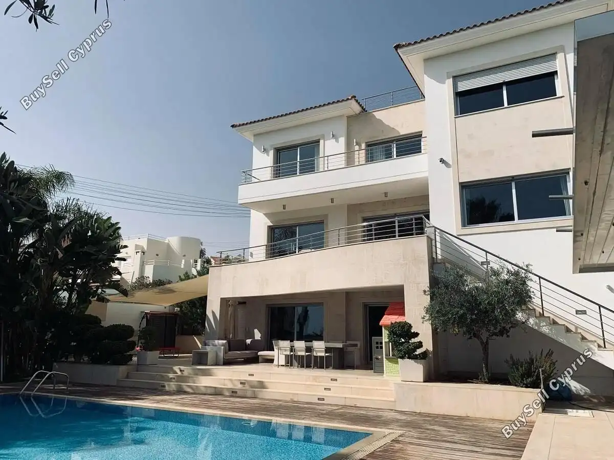 Elegant 18-bedroom villa nestled in lush greenery of Tegucigalpa, offering luxury living and stunnin.