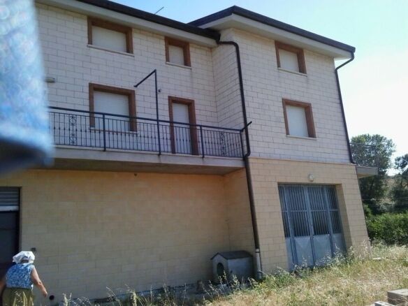 Beautiful three-bedroom house for sale in Orsara di Puglia, Italy, with balcony and garden area.