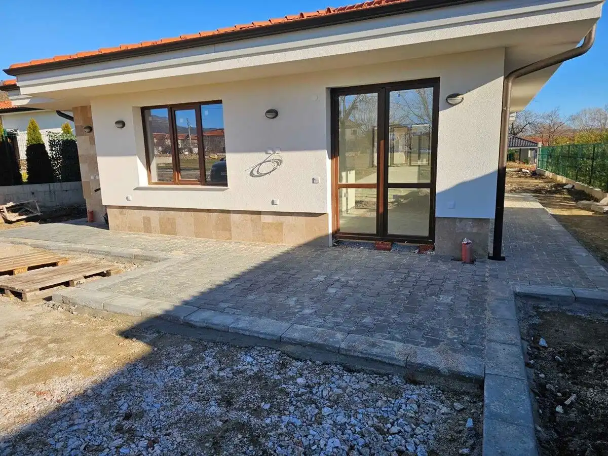 Modern 2-bedroom villa with spacious outdoor area in Hissaria, Plovdiv, Bulgaria. Perfect for comfor.