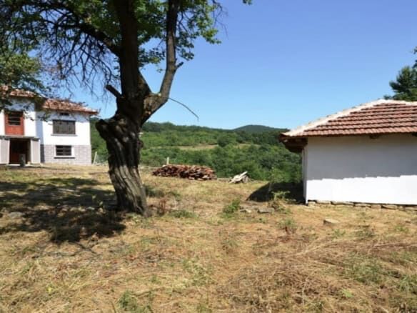Beautiful rural property with a villa and outbuilding in Rogulyat Mlechevo near Troyan. Ideal for co.