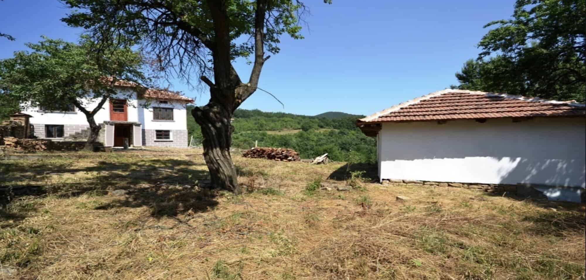 Beautiful rural property with a villa and outbuilding in Rogulyat Mlechevo near Troyan. Ideal for co.