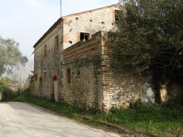 Old farmhouse for renovation in Campofilone, Fermo, Marche region, Italy.