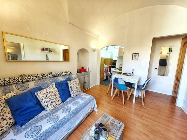 Cozy 1-bedroom apartment with modern decor in the scenic Bordighera Alta, Liguria, ideal for comfort.
