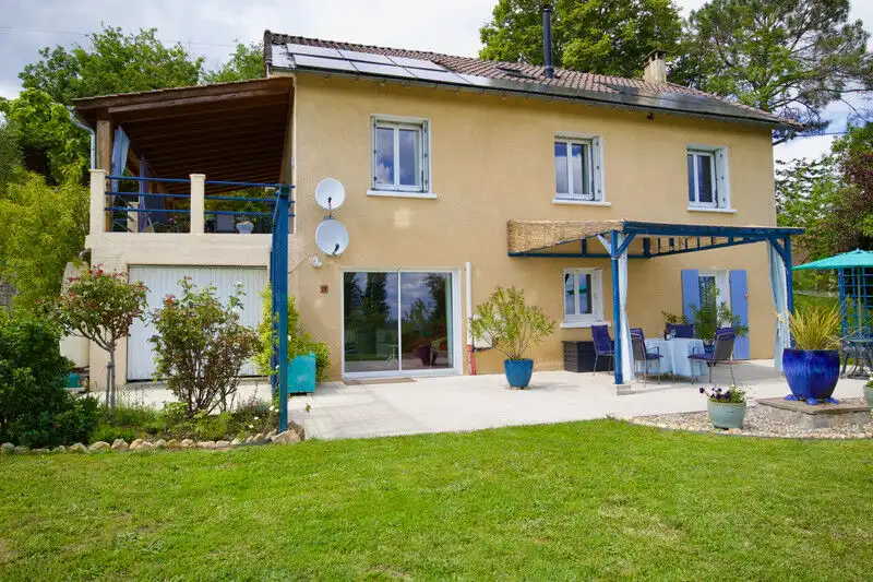 Beautiful 5-bedroom house with attached gite in Sarlat-la-Canéda, Dordogne, ideal for family living.