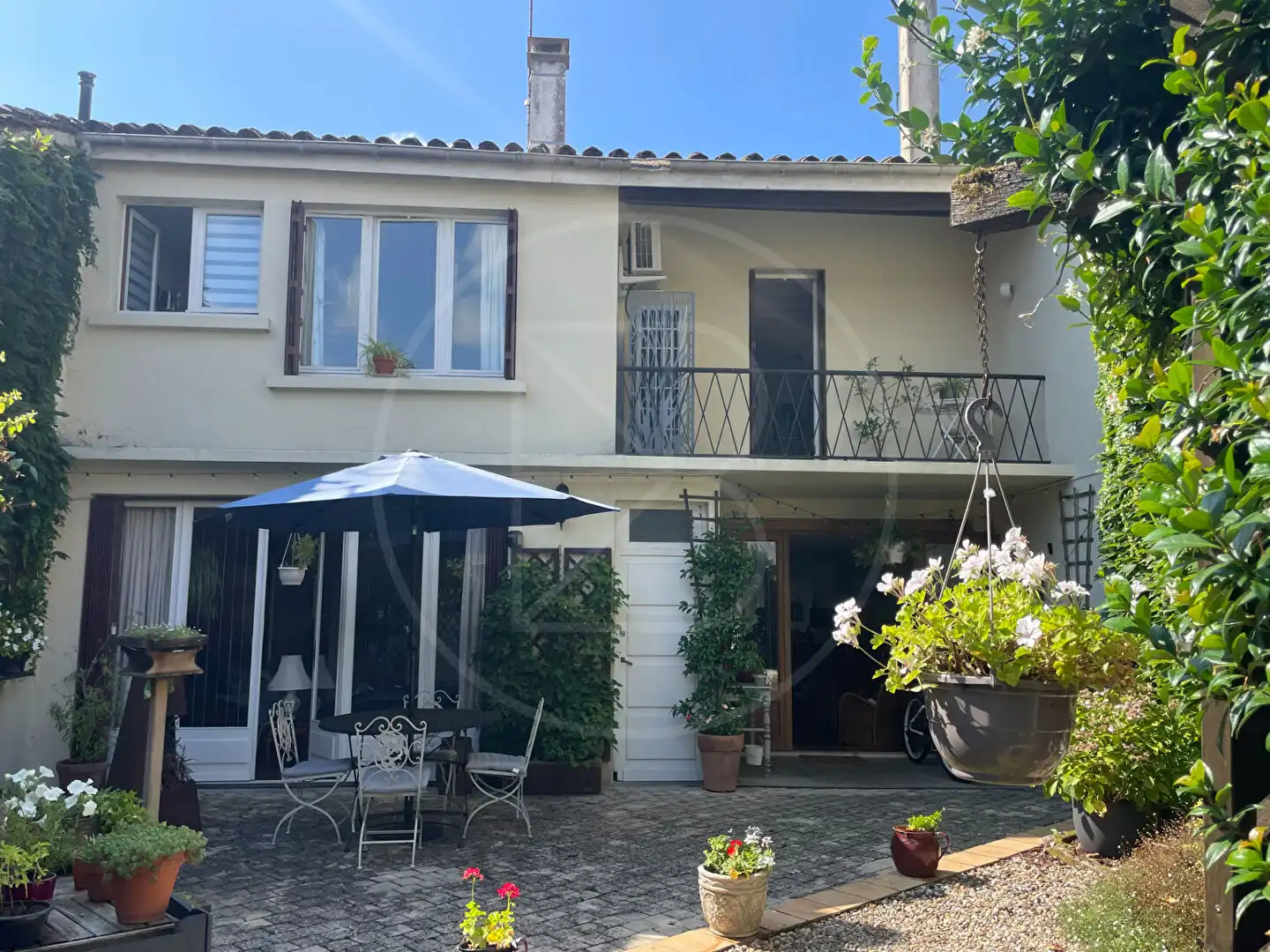 Spacious townhouse with four bedrooms, a balcony, and a lush garden in the picturesque village of Mo.