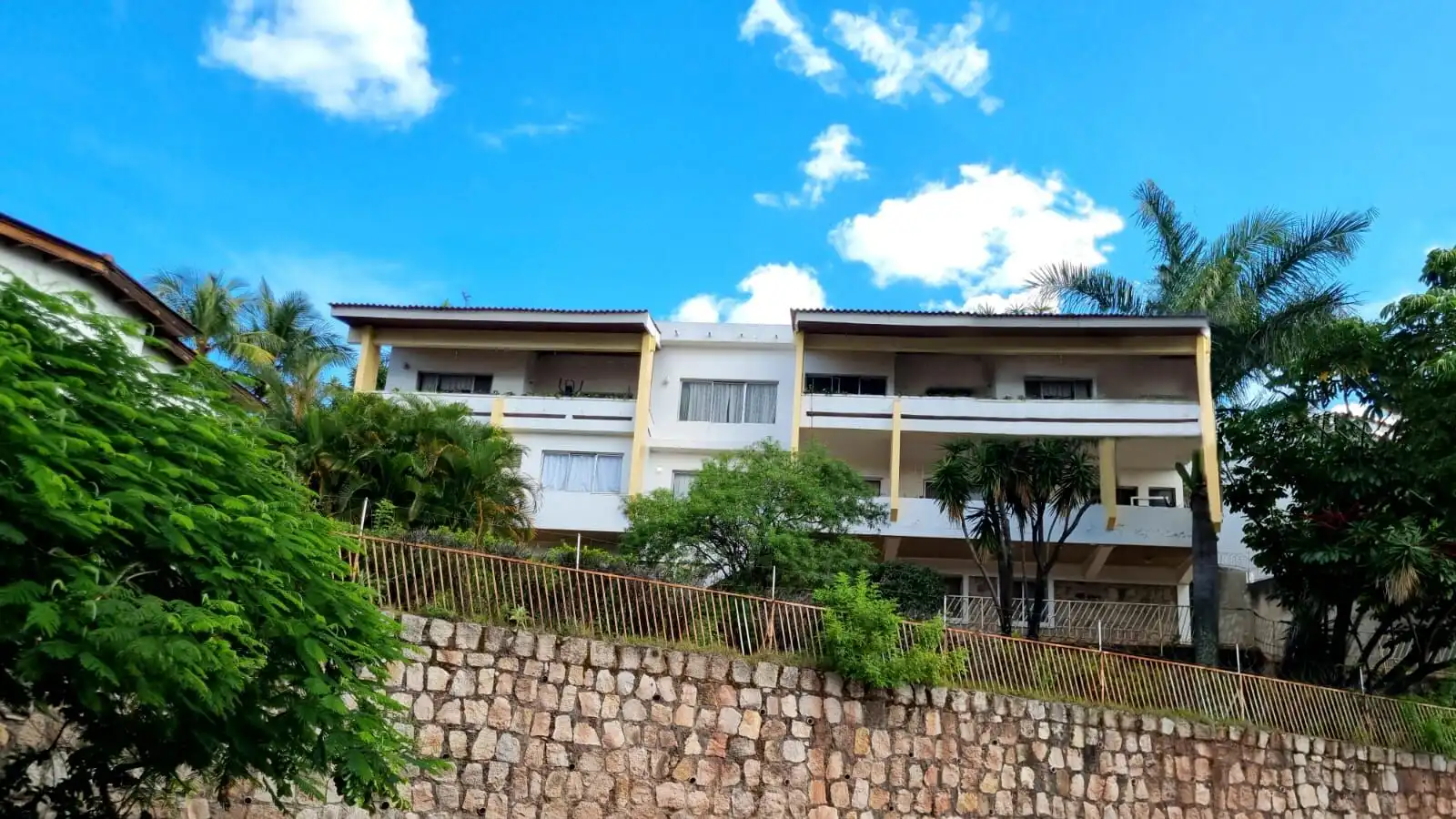 Elegant 5-bedroom house for sale in Tegucigalpa, featuring modern design and scenic views. Perfect f.