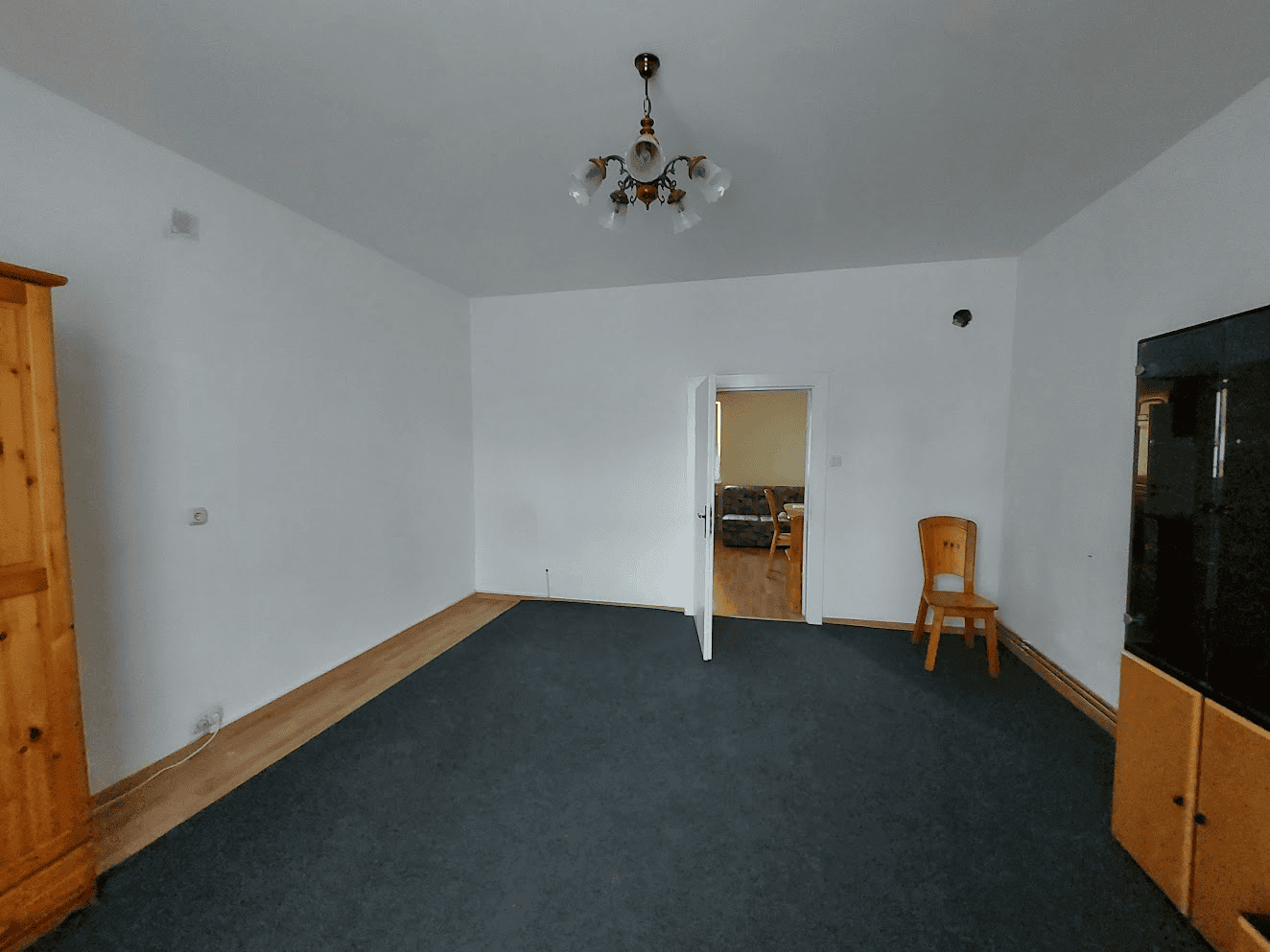 Building with 4 Apartments in Wilhelmsburg Interior view of a building with 4 apartments in Wilhelmsburg, showing a simple living room.