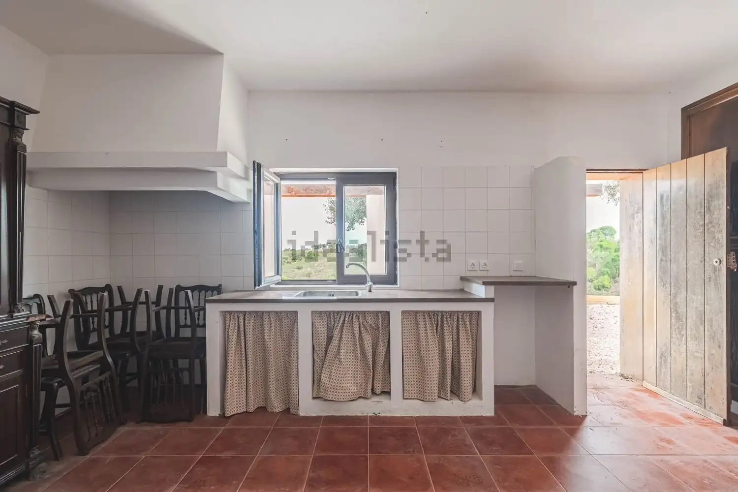 Elegant kitchen with window view in Grandola estate.