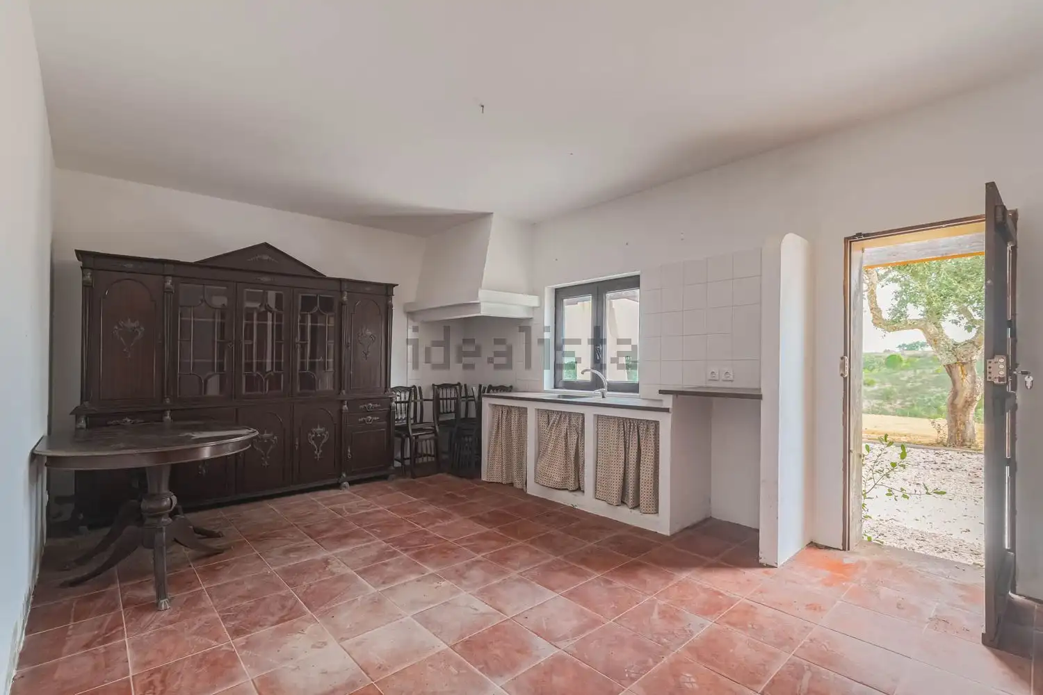 Spacious interior of a luxury 5-bedroom estate in Grandola Lisboa, featuring a simple living space w.
